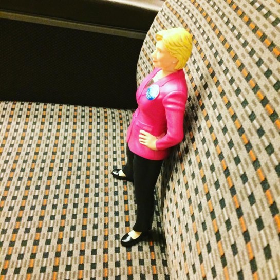 hillary-clinton-in-shinkansen